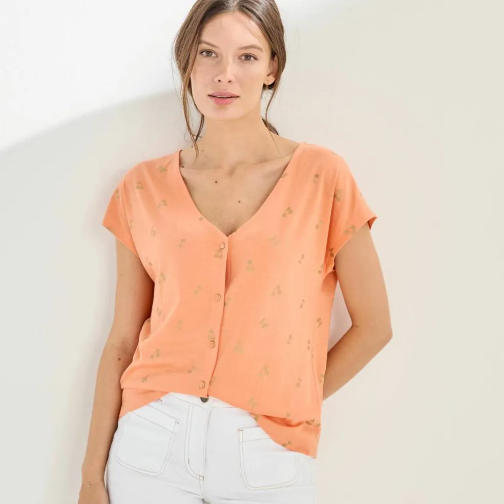 T-shirt col V boutonné imprimé cerises dorées