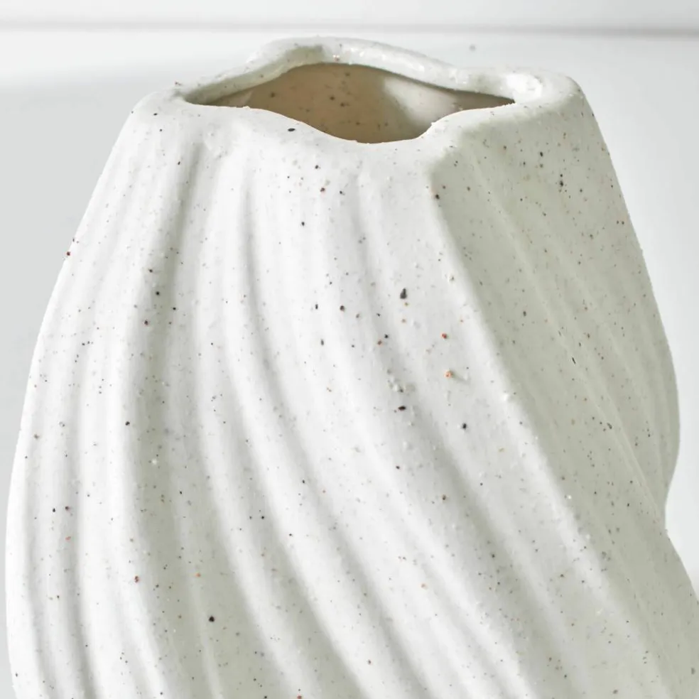 Vase twisté en porcelaine blanche mouchetée