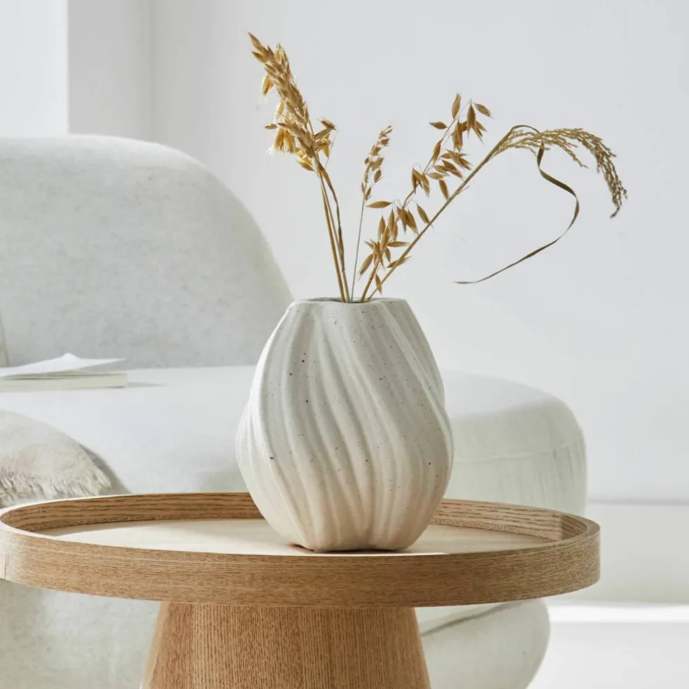 Vase twisté en porcelaine blanche mouchetée